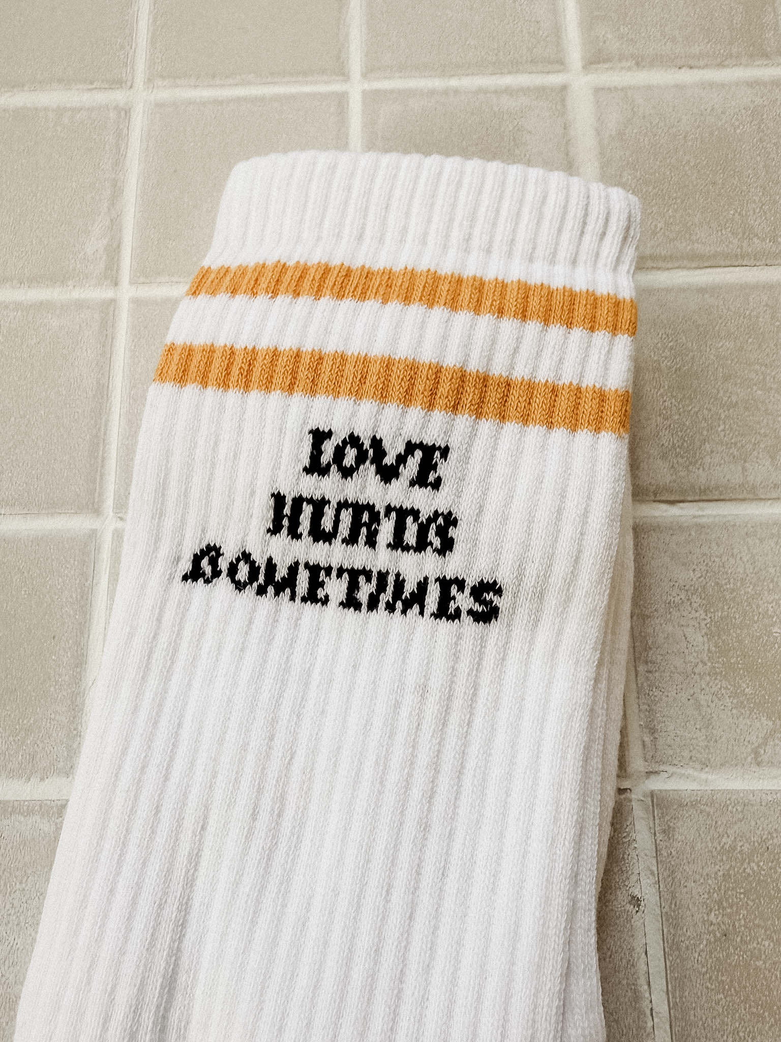 LOVE HURTß ßOMETIMES.