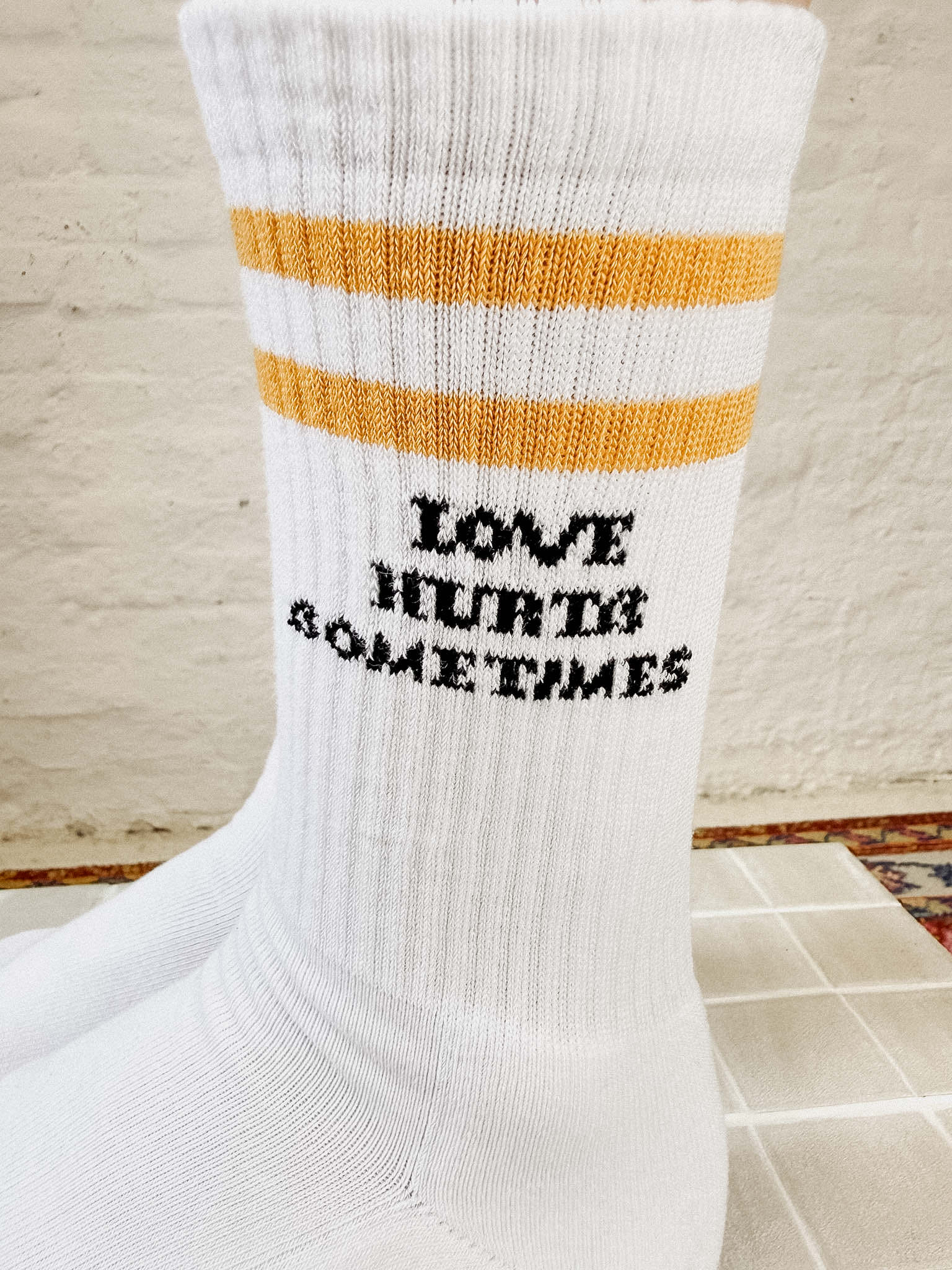 LOVE HURTß ßOMETIMES.