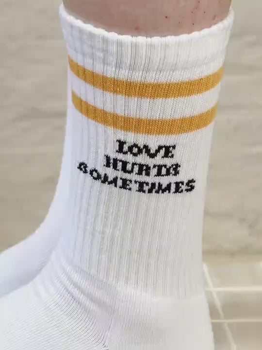 LOVE HURTß ßOMETIMES.